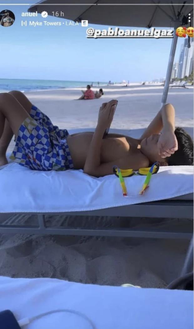 The Puerto Rican singer showed off his relaxing days on an extremely beautiful beach (Photo: Anuel AA / Instagram)