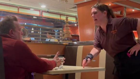 Waitress put in her place a diner who was rude in a restaurant and ended up applauded.  (Video source: TikTok/@louiscozz)