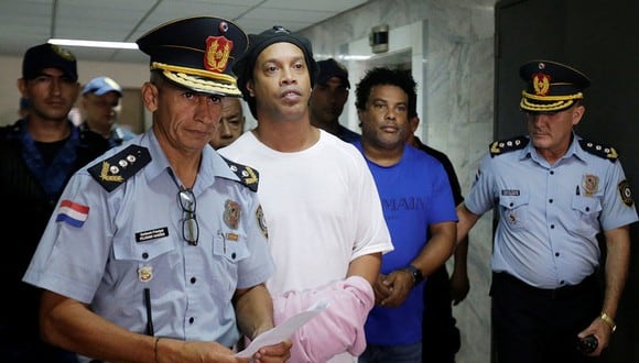 Ronaldinho fue detenido junto a su hermano en Paraguay por falsificación de documentos.