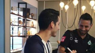 Hincha de Alianza se encuentra con Pizarro en Alemania, le pide regresar y así reacciona el '14' [VIDEO]