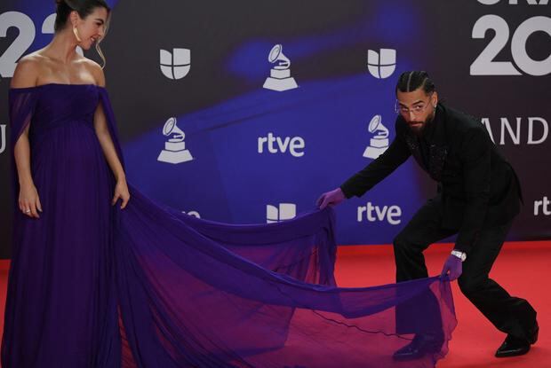 Maluma y Susana Gómez en la alfombra roja de los Latin Grammy 2023 (Foto: AFP)