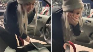 Mujer aspira su auto y accidentalmente arranca sus extensiones de cabello