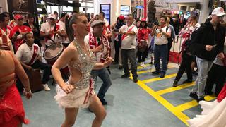 "Somos locales otra vez": peruanos armaron la fiesta en aeropuerto de Auckland con cánticos y bailes [VIDEO]