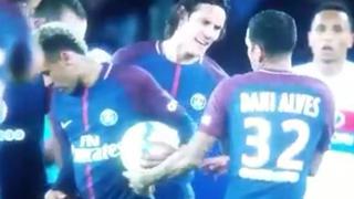Problemas en el paraíso: Alves le quitó el balón a Cavani en un tiro libre para dárselo a Neymar
