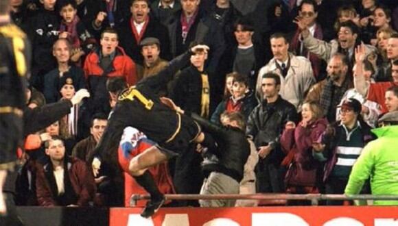 Eric Cantona pateó violentamente a un fanático en el duelo entre Crystal Palace y Manchester United en 1995. (Foto: Twitter)