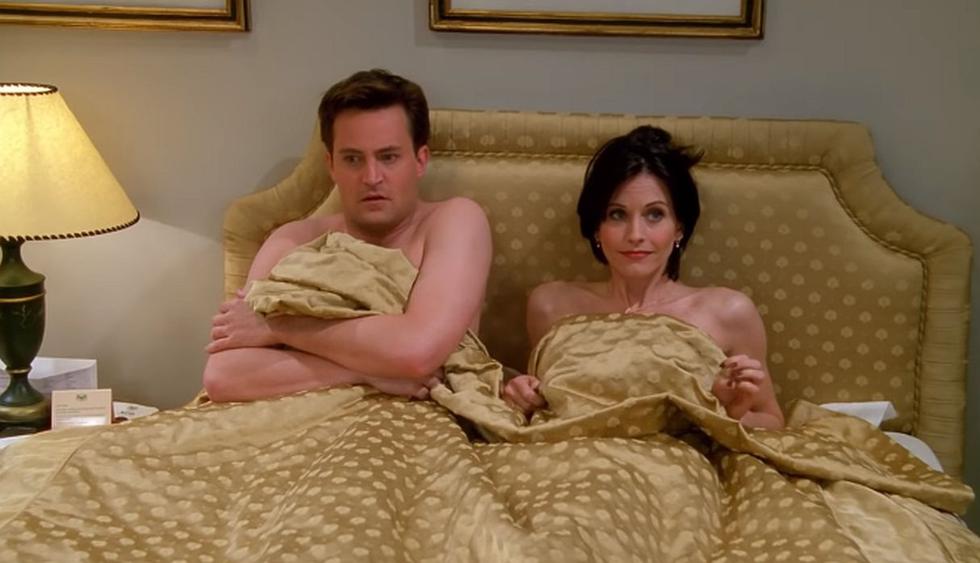 La boda de Ross en Londres le dio un giro total a la historia de Mónica y Chandler. (Foto: Captura de video)