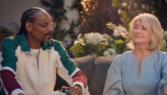 En esta imagen se aprecia a Snoop Dogg y a Martha Stewart bromeando con los usos de un encendedor. (Foto: BIC Lighters / YouTube)