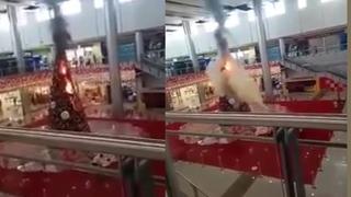 ¿Fue ‘El Grinch’? Árbol navideño se incendia en medio de un centro comercial y causa pánico [VIDEO]