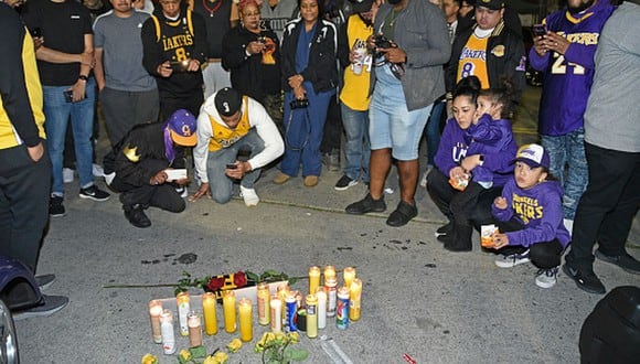 Kobe Bryant: fanáticos hacen vigilia en las Instalaciones de los Lakers tras muerte de la exleyenda de la NBA. (Getty Images)