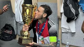 Un nuevo trofeo entre sus manos: el festejo de Dulanto tras ganar la Liga de Moldavia con Sheriff