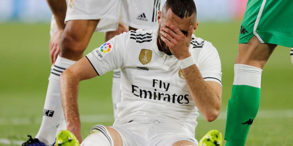 Karim Benzema se fue lesionado sobre el final del primer tiempo del Real Madrid vs Real Betis. (Reuters)