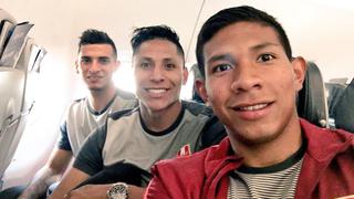 La Selección Peruana juega a los selfies en el avión como muestra de optimismo