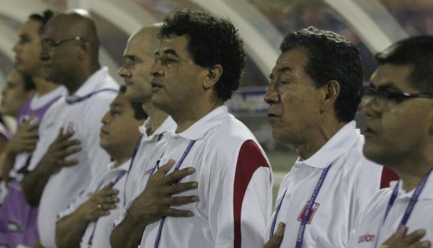 El entrenador Juan José Oré junto a su comando técnico en Corea del Sur 2007. (Foto: USI)