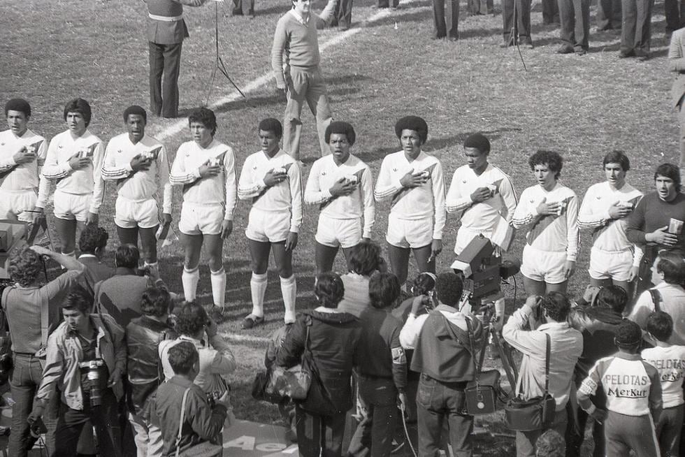 Los integrantes de la selección peruana cantando el himno nacional, año 1981. (GEC Archivo Histórico)