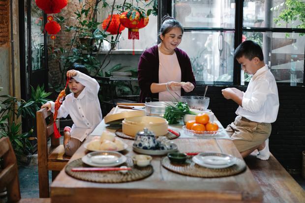 Las familias chinas comparten tiempos juntos en la cena de vísperas de Año Nuevo (Foto: Pexels)