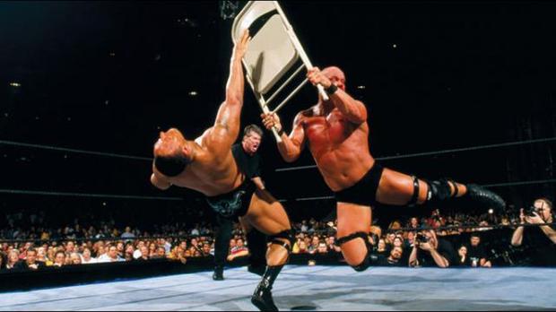 Stone Cold vs. The Rock (2001). Vince McMahon ayudó a Stone Cold. (Fuente: WWE)
