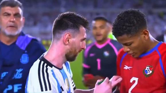 Lionel Messi firmó camiseta a futbolista de Panamá. (Video: Difusión)