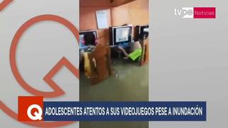 Viral: Adolescentes no dejan de jugar a pesar de inundación