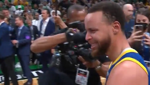Stephen Curry no pudo contener las lágrimas en los segundos finales del partido. Foto: NBA.