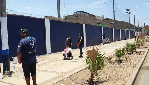 Hinchas de Alianza Lima llegaron a las afueras de Matute para pintar la fachada. (Foto: Difusión)