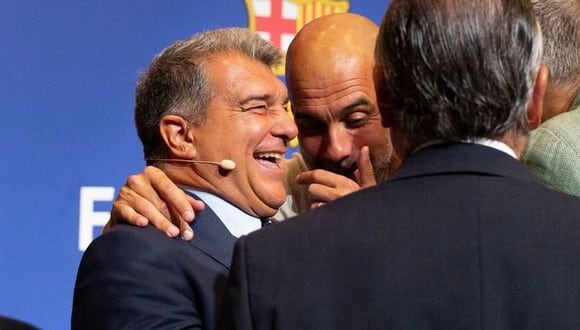 Guardiola y Laporta durante el acto del anuncio del amistoso entre Barcelona y City. (Foto: Agencias)