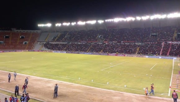 Así luce el césped del Estadio Monumental de la UNSA para el duelo entre Melgar vs Independiente del Valle. (Foto: Virginia Siadén)