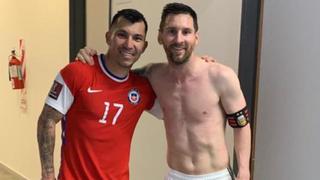 Regalo de por medio: Messi y Gary Medel se reconciliaron tras cruce en Copa América