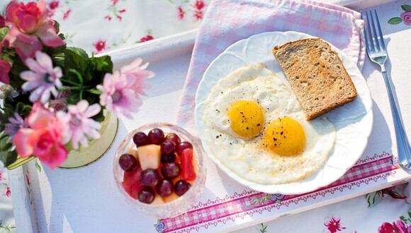Unos huevos fritos es una gran opción, pero no la única para desayunar saludablemente. (Jill Wellington / Pixabay)
