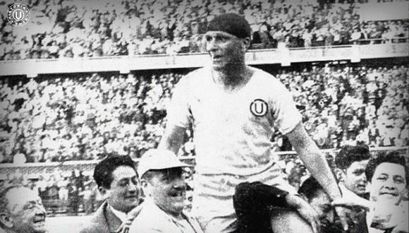 'Lolo' Fernández dando una memorable vuelta olímpica en el Estadio Nacional tras la victoria de la 'U' en el clásico. (Foto: Universitario de Deportes)