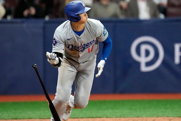 Shohei Ohtani demostró poder, velocidad y la habilidad clásica de controlar el bate en su debut con los Dodgers, una victoria por 5-2 sobre los Padres en la Serie de Seúl. (Foto: AFP)