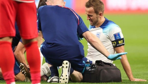 Harry Kane es atentido en el suelo por el cuerpo médico tras disputar el Inglaterra vs. Irán.