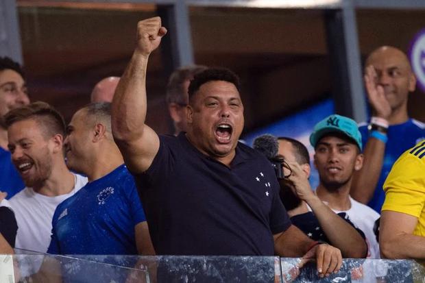 Ronaldo se emocionó desde las gradas tras el ascenso del Cruzeiro. (Foto: Cruzeiro)