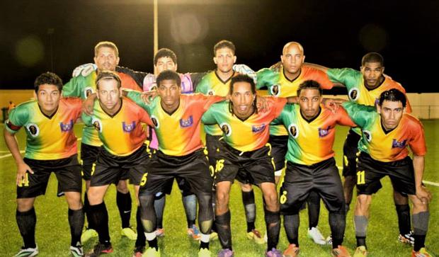 Pedro Rodríguez Vergara - primero de abajo a la izquierda - jugando el SV Uruguay de Bonaire. (Foto: Difusión)