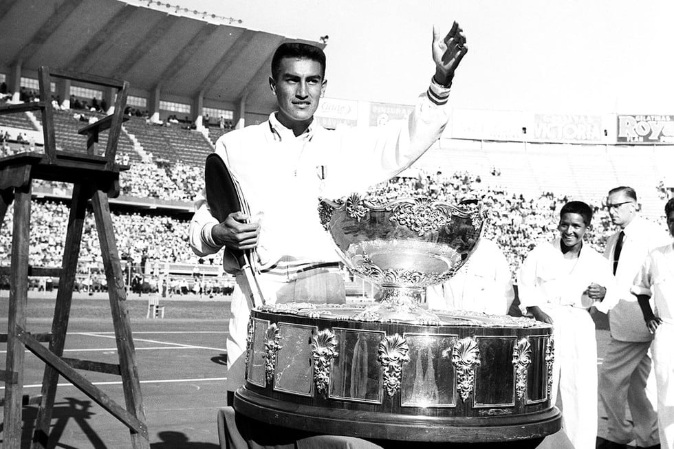 El 3 de julio de 1959, el tenista peruano Alejandro Olmedo, se convirtió en el primer sudamericano en ganar el torneo de tenis más importante del mundo. Con 23 años, se impuso al australiano Rod Laver derrotándolo por 3 a 1, con parciales 6-1, 6-2, 3-6 y 6-3. Olmedo nacionalizado estadounidense, vivió en Arequipa durante su niñez, su padre fue entrenador del Club Internacional, lo cual permitió su relación con el tenis desde muy joven. En 1954 llegó a Estados Unidos y jugó campeonatos nacionales de tenis en 1956 y 1958. Luego fue invitado al equipo estadounidense para jugar la Copa Davis, donde les dio la victoria, al ganar al australiano Ashley Cooper, 6-3 6-4 y 8-6.