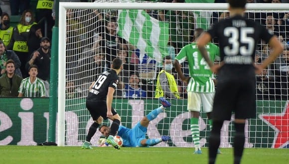 Rafael Santos Borré falló penal en Eintracht Frankfurt vs. Real Betis por la Europa League. (Foto: AFP)