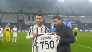 ¡Qué tal regalo! Cristiano Ronaldo recibió una camiseta por sus 750 goles [VIDEO]