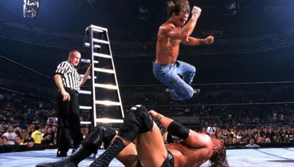 Shawn Michaels aplicándole un codazo a Triple en SummerSlam 2002. (Foto: WWE)