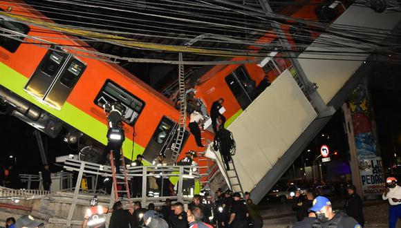 Personal de rescate busca a heridos tras el colapso de la estructura del metro de Ciudad de México. (EFE/Sáshenka Gutiérrez).