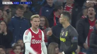 Ni te imaginas la cara que puso: el resbalón de 'CR7' que hizo estallar de risa al estadio de Ajax [VIDEO]