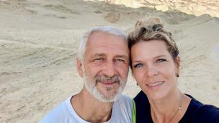 Hay que tener cuidado: un inocente selfie con su esposa dejó al descubierto su mayor secreto