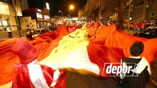 Selección Peruana llegó a Quito e hinchas desplegaron enorme bandera en las calles [FOTOS]