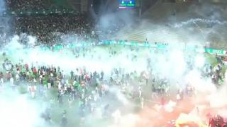 Intentaron agredir a los jugadores: hinchas de Saint-Étienne invadieron el campo