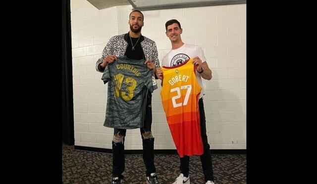 Thibaut Courtois, jugador del Real Madrid, con el pívot francés Rudy Gobert. (Foto: redes sociales)