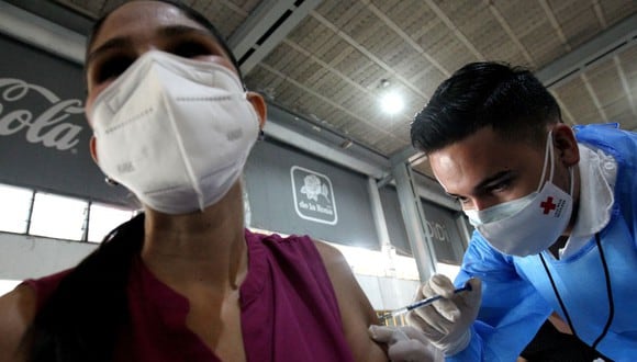 Quienes ya fueron inmunizados ya pueden sacra su certificado de vacunación a través de una página web habilitada por el Gobierno de México. (Foto: AFP)