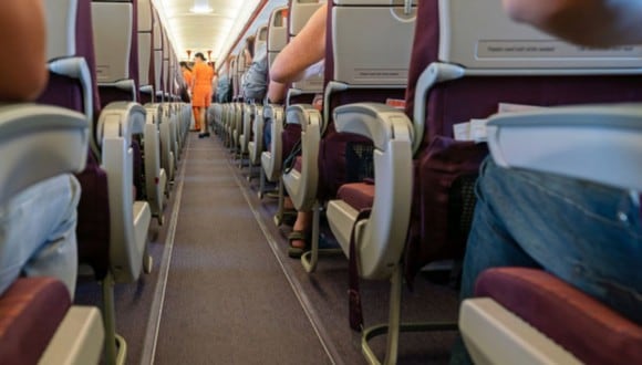 Coronavirus: ¿vas de viaje? Así podrás desinfectar tu asiento de avión para no contraer COVID-19 (Foto: Referencial/Freepik)