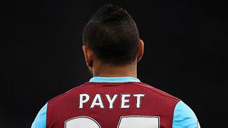 Hinchas del West Ham escupieron y pisaron camiseta de Payet por negarse a jugar