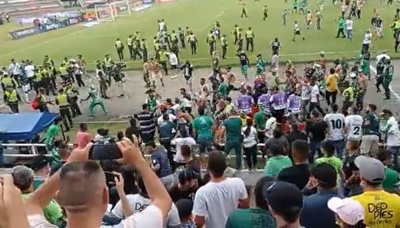 Hinchas del Deportivo Cali invadieron el campo para agredir a los futbolistas. (Foto: Captura)
