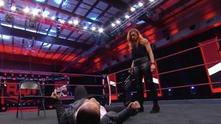 ¡Eso dolió! Becky Lynch le lanzó un potente silletazo a Shayna Baszler en Raw [VIDEO]