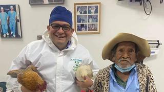 Adulto mayor paga su operación de próstata con dos gallinas