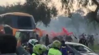 Llenaron de color las calles: hinchas de Universitario recibieron a los suyos antes del partido [VIDEO]